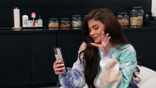 Kylie Jenner spreekt aan de telefoon