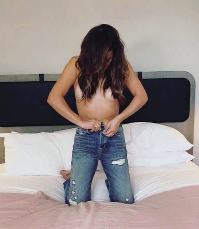 Lea Michele, Topløs i Boyfriend Jeans