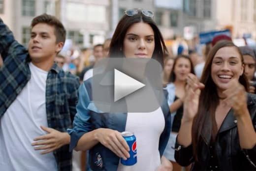 Kendall Jenner Pepsi-annonce: trukket efter kontrovers!