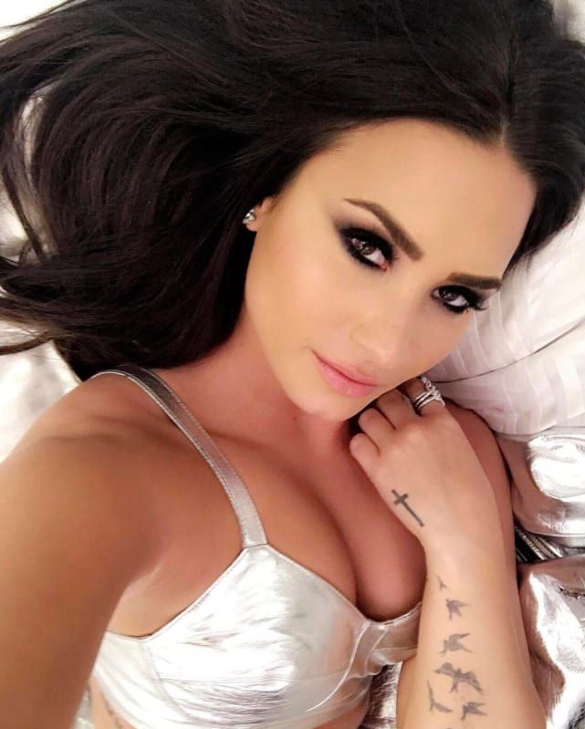 Demi Lovato decolleté-selfie