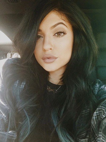 Kylie Jenner: GROSSE Lippen, lange Haare
