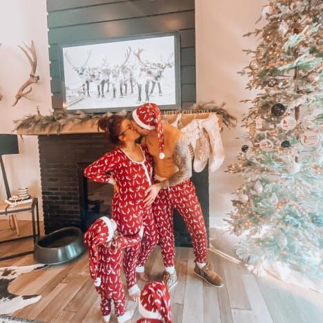Chelsea Houska näyttää Baby Bump -paidattoman Cole DeBoerin antamassa joulusuudelman
