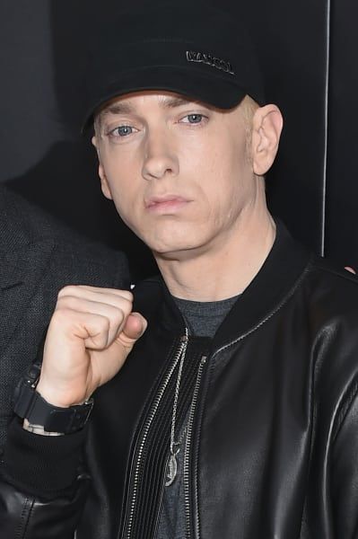 Eminem, rusikas tõstetud