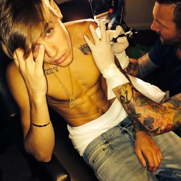 Foto de tatuaje sin camisa de Justin Bieber