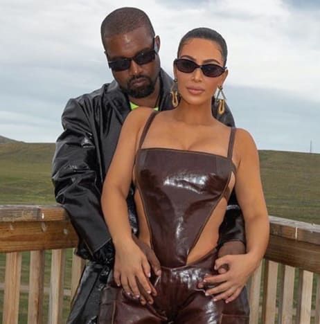 Kim Kardashian y Kanye West afuera
