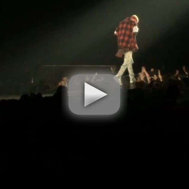 Justinas Bieberis scenoje iškrito pro spąstus, internetas juokiasi