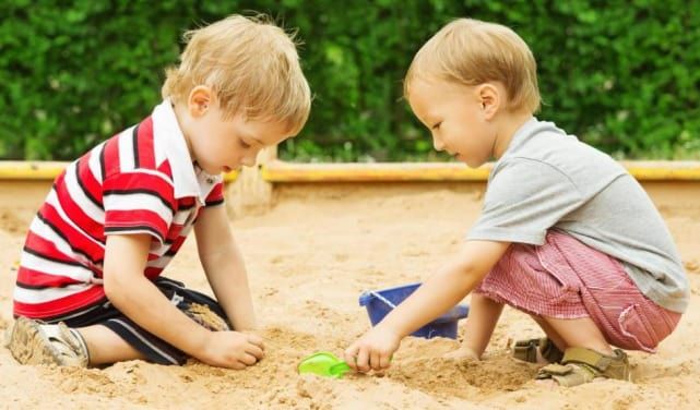 Деца в пясъчна кутия
