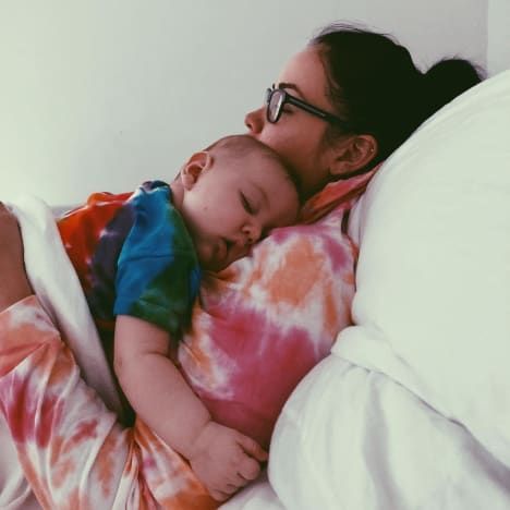 Paola Mayfield rust uit met baby Axel