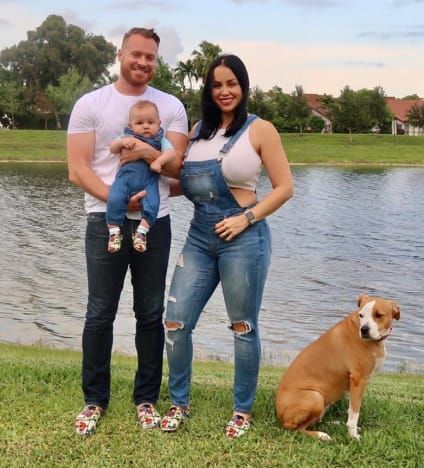 Russ Mayfield, Paola Mayfield, Baby Axel und Hund