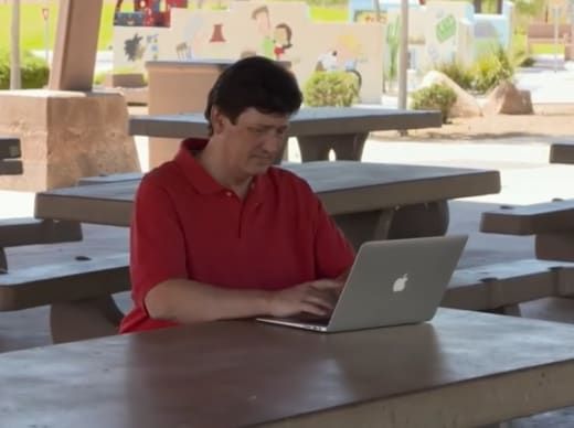 Дейвид Мърфи на своя лаптоп