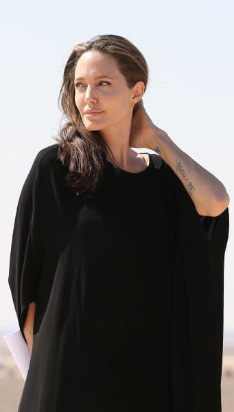 Angelina Jolie in een zwarte sjaalfoto