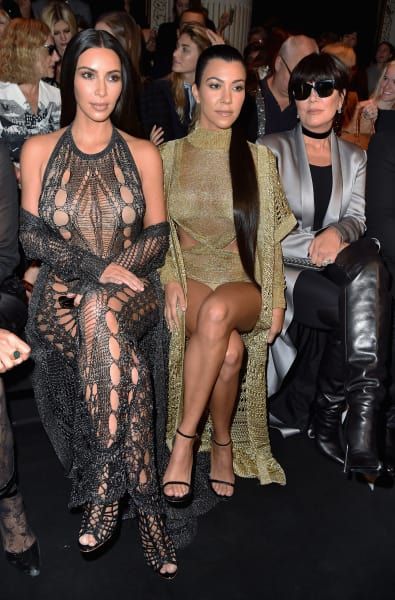 Kim Kardashian en Kourtney Kardashian in Parijs