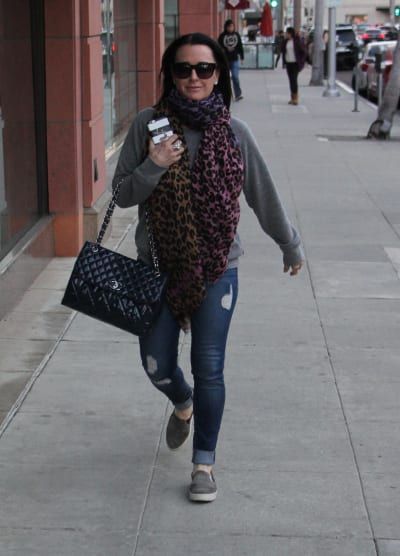 Kyle Richards gaat naar haar winkel in Beverly Hills