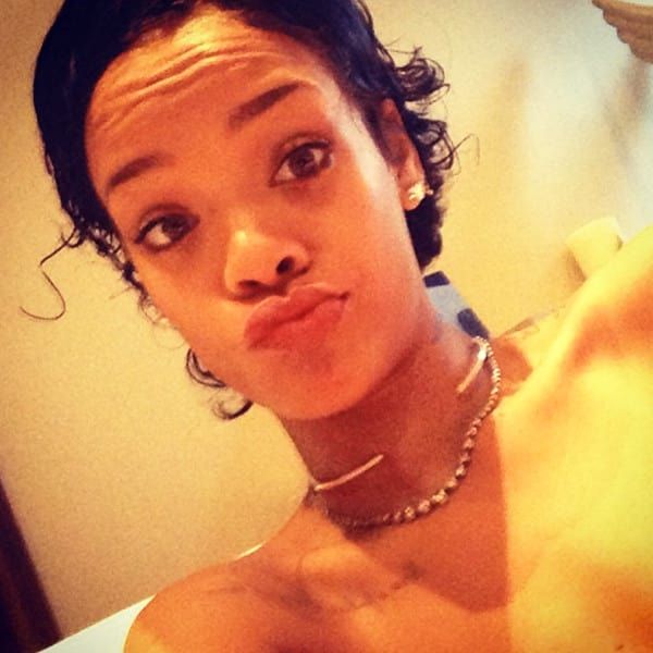 Rihanna, kort krøllet hår