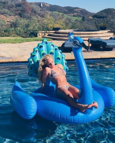 Britney Spears in een bikini op een pauwenvlotter