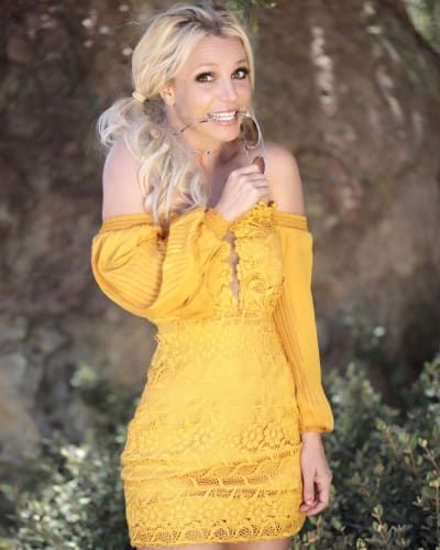 Britney Spears sieht bezaubernd aus in Gelb