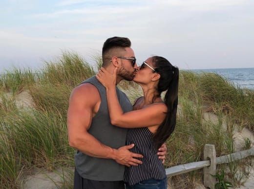Сами Джанкола целува Кристиан Бискарди на брега на Джърси