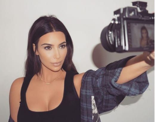 Kim Kardashian își face un alt selfie