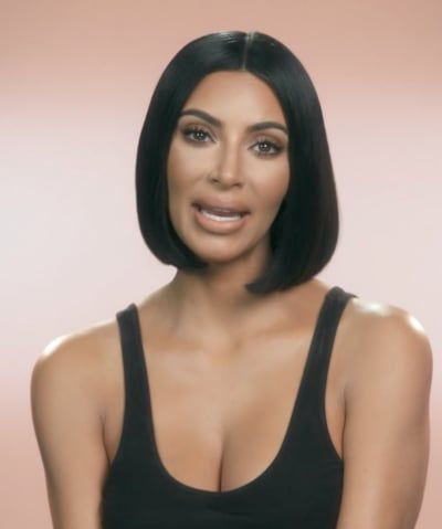 Kim Kardashian vorbește cu camera