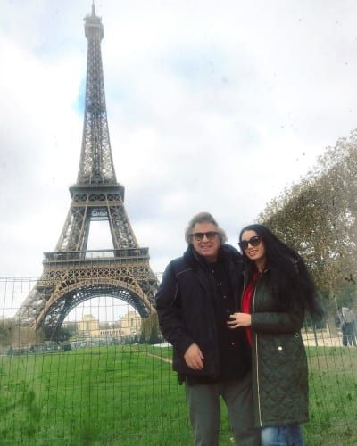 Don McLean og kæresten Paris Dylan ved Eiffeltårnet