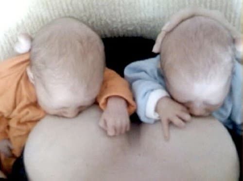 Джули Боуен кърми близнаци