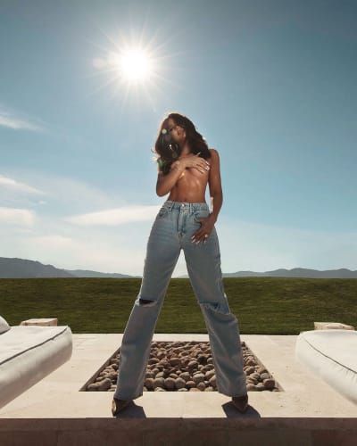 Khloe Kardashian-modellen in jeans, alleen jeans