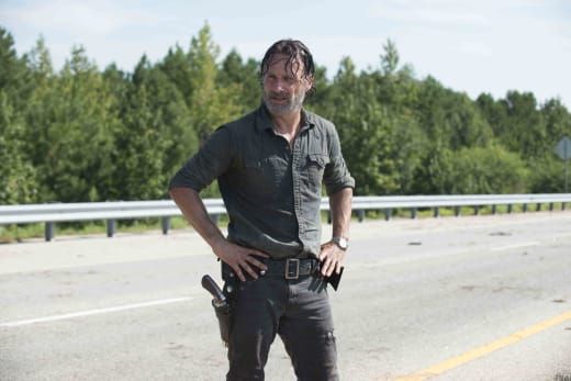 Rick Grimes ist auf einer leeren Straße – The Walking Dead Staffel 7 Folge 9
