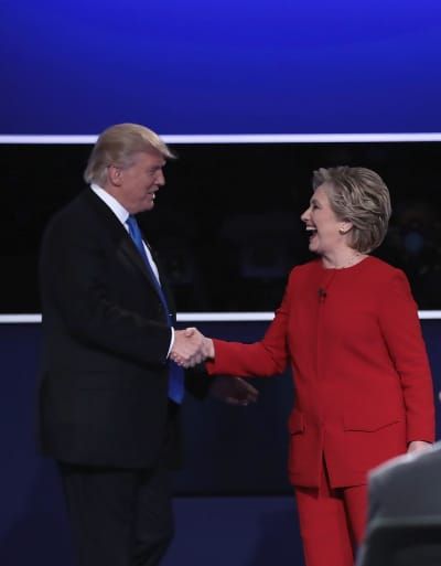 Donaldas Trumpas paspaudžia rankas Hillary Clinton
