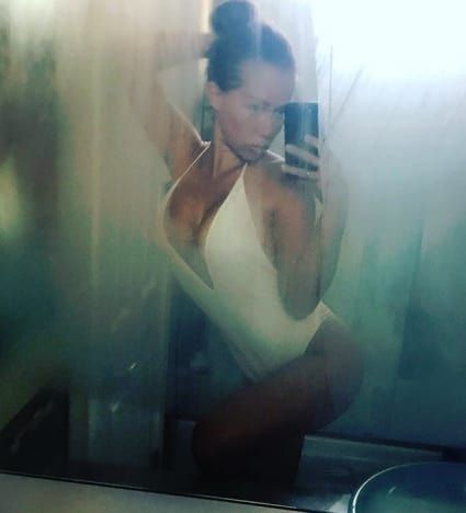 Kendra Wilkinson, selfie en espejo humeante