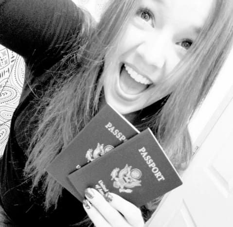 Рейчъл Беър с нейните паспорти